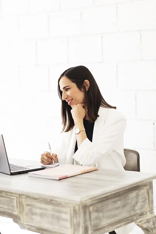 Aurora Orenes, psicologa, terapia online maternidad